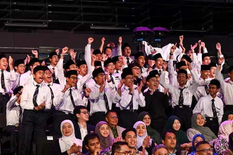 Sorakan dan sokongan daripada pelajar Madrasah Aljunied Al-Islamiah.