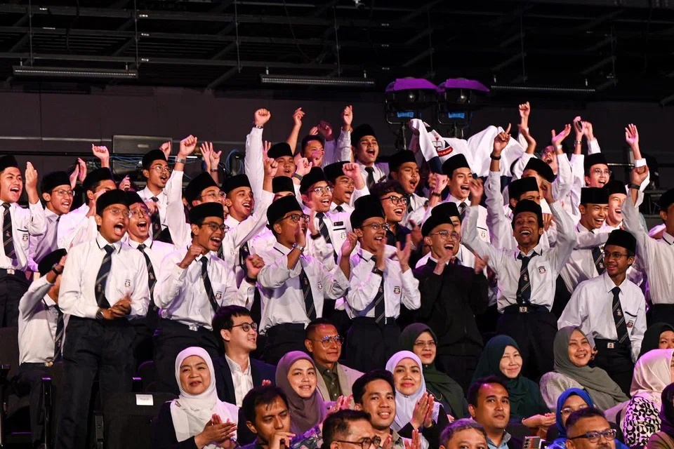 Sorakan dan sokongan daripada pelajar Madrasah Aljunied Al-Islamiah.