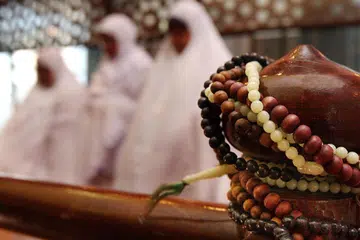 Sekumpulan wanita sedang menunaikan solat (gambar hiasan)