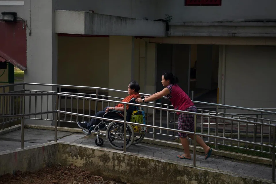 SOKONG PENJAGA: Sekitar 90,300 penduduk yang tidak bekerja berkata mereka tidak dapat melakukan demikian kerana memikul tanggungjawab penjagaan, dengan 12,400 daripada mereka berkata mereka menjaga ibu bapa yang tua, tidak sihat atau kurang upaya. 