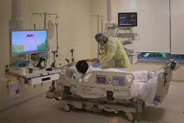 SIAP SEDIA: Pada masa ini, hanya 22 daripada lebih 18,000 pesakit Covid-19 menjalani penjagaan rapi. Sedang pihak hospital menyediakan hampir 150 katil jagaan rapi, kira-kira 450 lagi akan ditambah pada pertengahan bulan ini.