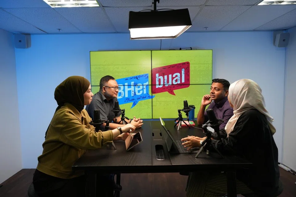 Dalam Episod ke-37 BHerbual, (dari kiri) Timbalan Editor Media Sosial, Cik Siti Aisyah Nordin; Pengarah Pengasas Dialogue Centre Limited, Encik Mohamed Imran Mohamed Taib; Profesor Madya di Sekolah Sains Kemasyarakatan, Universiti Teknologi Nanyang (NTU), Dr Walid Jumblatt Abdullah dan Koresponden, Cik Nur Fathin Awalludin membincangkan mengenai setahun sejak Pilihan Raya Umum (GE) 2025. 