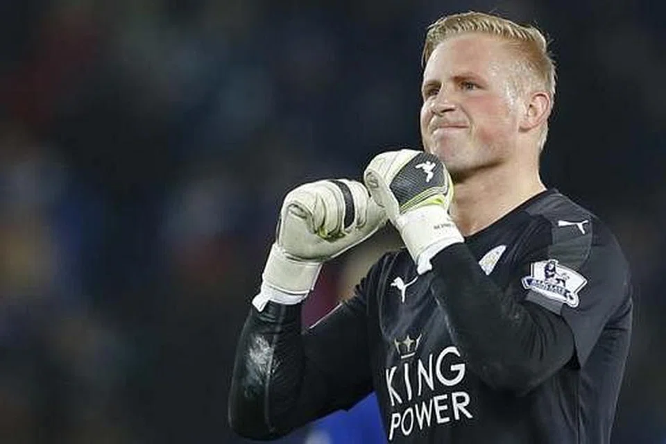 'SENJATA' PASUKAN: Kombinasi tajam Riyad Mahrez dan Jamie Vardy memastikan Leicester tidak ketandusan gol manakala penjaga gawang, Kasper Schmeichel (gambar), memantapkan benteng pasukan itu. Kelab itu turut memiliki seorang jurulatih yang berpengalaman luas, Claudio Ranieri , bagi mengemudikan cabaran sehingga ke garisan penamat nanti. - Foto-foto AFP, REUTERS