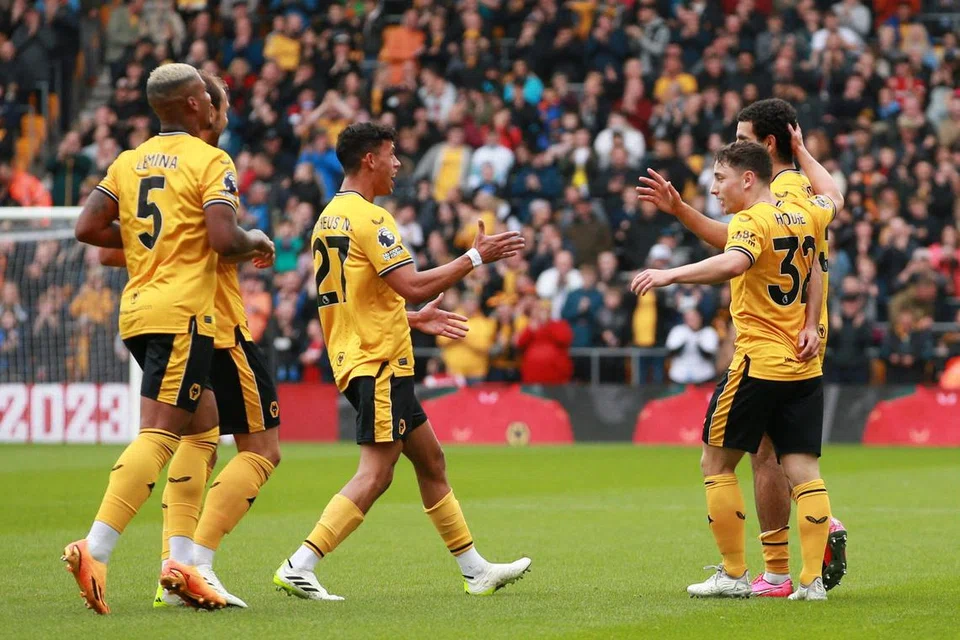 NASIB TIDAK MENENTU: Keupayaan Wolves disangsi dalam perlawanan pembukaan mereka menentang Manchester United, apatah lagi mereka dibelenggu isu kejurulatihan. 