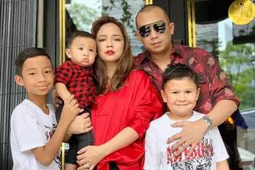 MAHUKAN ANAK PEREMPUAN: Walaupun Nora Danish (tengah) sudah bahagia bersama suaminya Nedim Nazri (bercermin mata) dan dua orang anak kandungnya, Putra Rayqal Ramli Rizal Ashram (paling kiri) dan Mohamed Neqayl Nedim (dua dari kiri), beliau masih mengharapkan kehadiran seorang puteri dalam hidupnya. Bersama mereka ialah anak tiri Nora, Mohamed Nedrin (depan, paling kanan). - Foto INSTAGRAM NORA DANISH