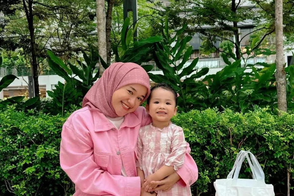 Kehadiran Nur Khawla Soleha (kanan), banyak membawa kegembiraan buat diri Ernie Zakri (kiri) dan suami, Syamel.