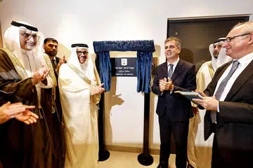 BUKA KEDUTAAN: Menteri Luar Israel, Encik Eli Cohen (tiga dari kanan), dan Menteri Luar Bahrain, Encik Abdullatif Al Zayani (tiga dari kiri), merasmikan kedutaan Israel di Manama, Bahrain.