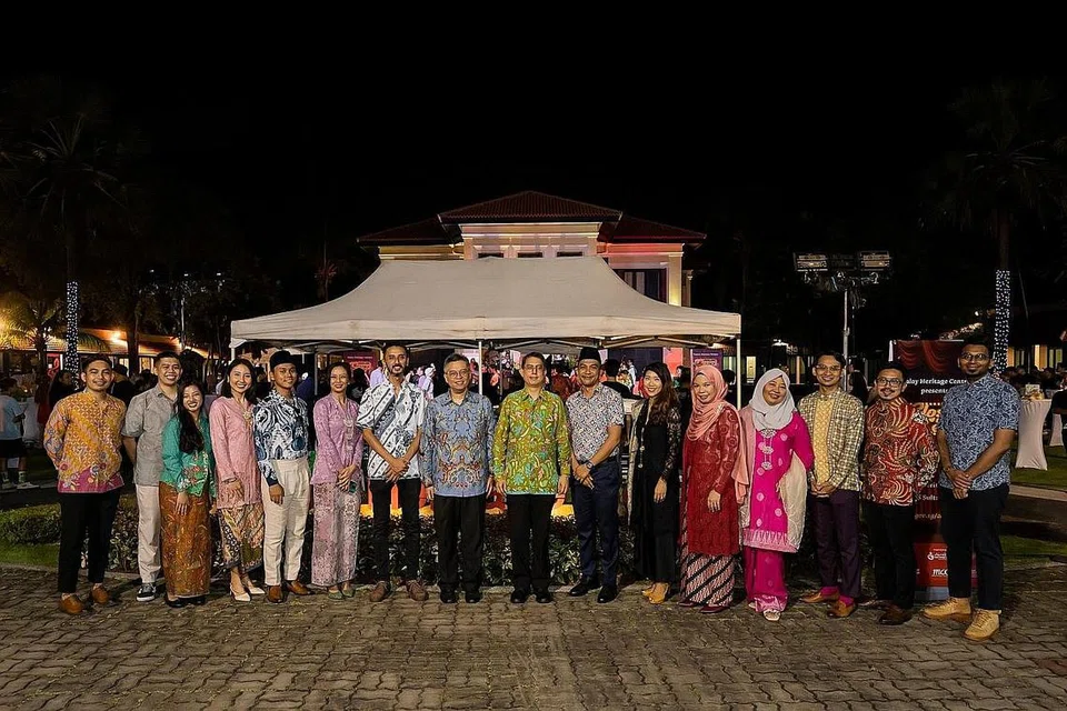 PENYERI MAJLIS: Dr Faishal (lapan dari kanan) bersama Pengerusi Yayasan Warisan Melayu, Dr Norshahril Saat (lapan dari kiri) sempat bergambar sama di majlis itu Jumaat lalu. - Foto TWM 