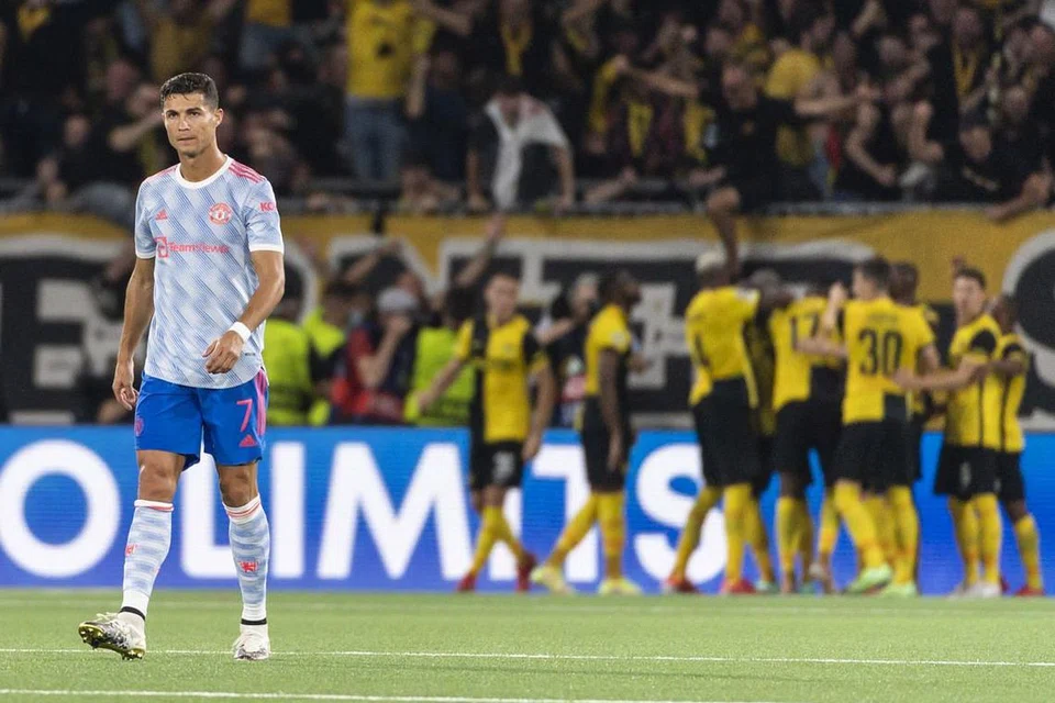 WAJAH HAMPA: Bintang United, Cristiano Ronaldo (gambar atas) meninggalkan padang dengan penuh kehampaan dengan para pemain Young Boys meraikan kemenangan mengejut. - Foto EPA-EFE