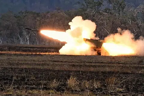 Tembakan sulung Sistem Roket Artileri Mobiliti Tinggi (Himars) semasa Latihan Wallaby 2025, dibuat yang menandakan kemajuan penting dalam keupayaan operasi bersepadu Angkatan Bersenjata Singapura (SAF).