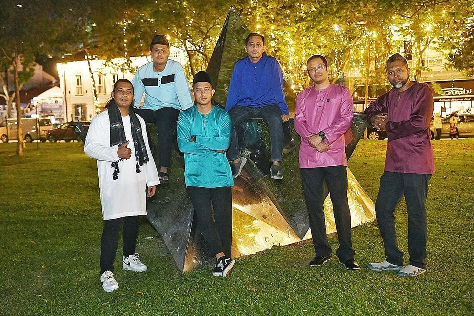 NASIHAT LEBARAN: J-Lotz yang dianggotai (dari kanan) Shafie, Fairoz, Rafi, Norishmam dan Ramdan bekerjasama dengan Aedly (kiri), dalam lagu 'Selamat Meraikan' yang menggalak ingatan pada golongan fakir. - Foto BH oleh KHALID BABA