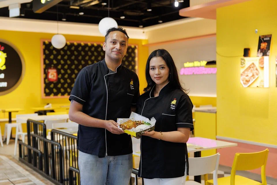 Pemilik bersama Papa Ayam, pasangan suami isteri, Encik Tarun Chandiramani, dan Cik Nabila Cholida. Papa Ayam terkenal dengan hidangan ayam geprek yang ditubuhkan pada 2018.