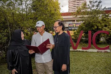 BERSYUKUR DENGAN KEPUTUSAN: Encik Nur Iman Shah Nazarudin bersyukur dengan keputusan peperiksaan GCE 'A' yang diterimanya. Beliau ditemani ibu bapanya, Cik Hanizuspita Salleh dan Encik Nazarudin A. Rashid, semasa mengambil keputusannya pada 17 Feb 2023. - Foto BH oleh NUR DIYANA TAHA