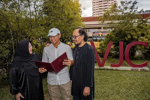 BERSYUKUR DENGAN KEPUTUSAN: Encik Nur Iman Shah Nazarudin bersyukur dengan keputusan peperiksaan GCE 'A' yang diterimanya. Beliau ditemani ibu bapanya, Cik Hanizuspita Salleh dan Encik Nazarudin A. Rashid, semasa mengambil keputusannya pada 17 Feb 2023. - Foto BH oleh NUR DIYANA TAHA