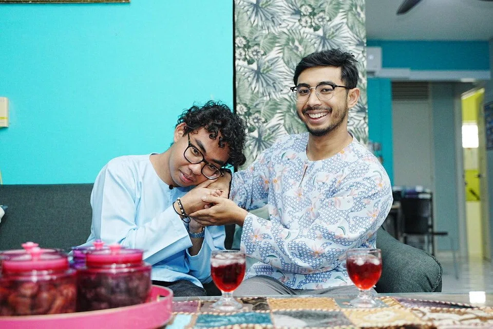 Encik Aminuddin Hilmi Sinuan (kanan), telah menjadi penderma ginjal kepada adiknya, Encik Muhammad Abdillah Sinuan, pada 2020, iaitu 16 bulan selepas adiknya didiagnos. 