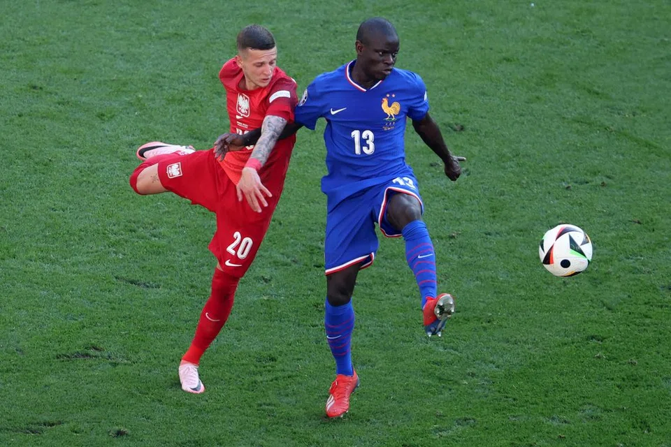 Pada usia 33 tahun dan kini beraksi di Liga Profesional Saudi, N’Golo Kante (kanan), masih menjadi tonggak kekuatan Perancis.  