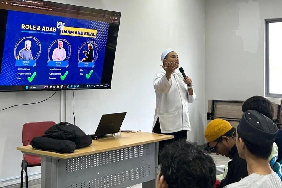 Masjid Al-Ansar turut menganjurkan bengkel melatih imam/bilal edisi solat tarawih pada Januari 2026, khusus bagi belia berumur 15 hingga 25 tahun. Pihak masjid menjemput qari tempatan, Ustaz Ahmad Fathi Al-Quwais Mazlan (dalam gambar), sebagai tenaga pengajar jemputan.