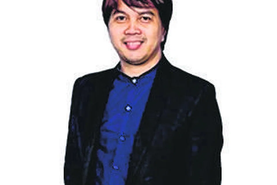 DR AZHAR IBRAHIM ialah Pensyarah Kanan di Jabatan Pengajian Melayu, Universiti Nasional Singapura. Beliau juga Naib Pengerusi Majlis Bahasa Melayu Singapura, selain Ketua Perwakilan Mastera, Singapura. Dr Azhar antara panel penulis yang diundang khas Berita Minggu (BM) untuk mengupas isu bahasa, budaya dan warisan.