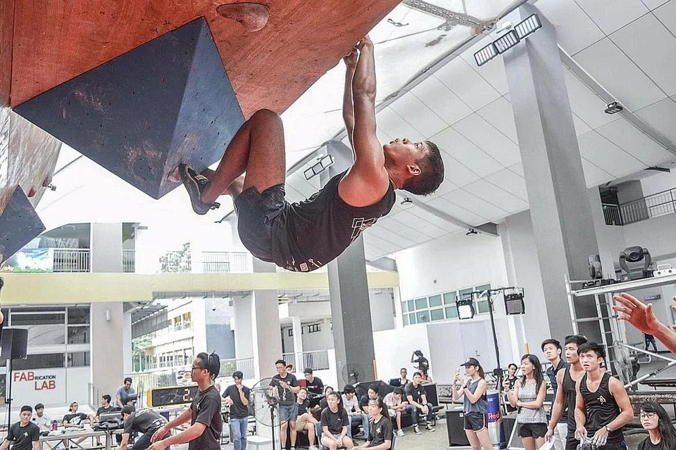 PERTANDINGAN MEMANJAT: Encik Khairul Asyraf dirakam semasa menyertai pertandingan Rockmaster 2015. Beliau menyifatkan kegiatan itu sebagai merangsang minda dan menyuntik semangat.