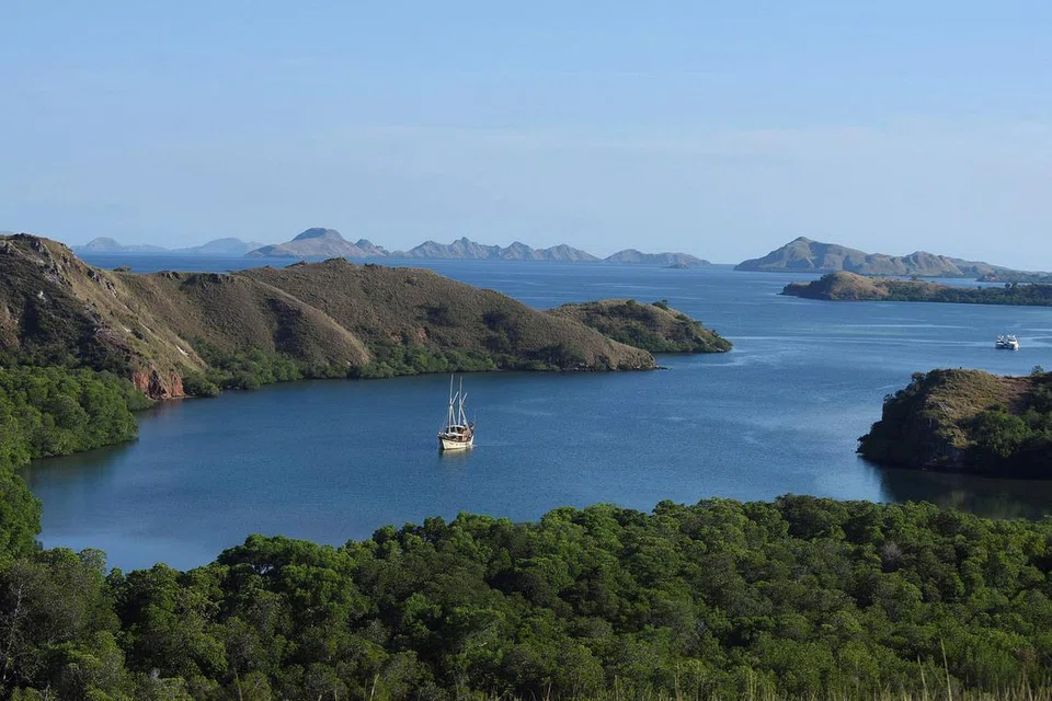 PEMANDANGAN INDAH: Pemandangan indah ini pastinya menjadi tarikan pelancong yang melawat Pulau Rinca dalam kawasan Taman Negara Komodo.