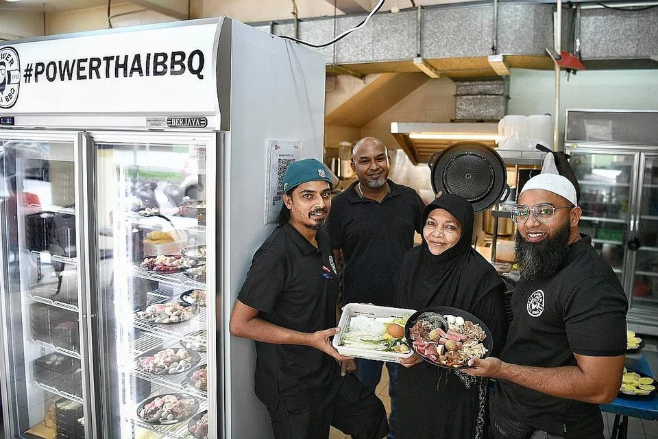 BUKA PERNIAGAAN: Syed Farit (kanan) membuka kedai barbeku dan hotpot versi Thailand ketika dalam pandemik ini yang juga disokong dengan keluarganya. Bersama dalam gambar (dari kiri) Syed Faizal Syed Ahmad, Mohamed Iqbal Mohamed Ismail dan Fauziyah Ahna Mohamed Zainal Ahbidin. - Foto BH oleh ARIFFIN JAMAR