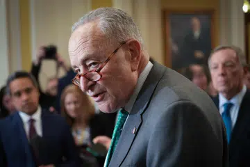 Senator Chuck Schumer ialah pegawai berbangsa Yahudi tertinggi yang dipilih di Amerika Syarikat dan beliau bukan berketurunan Palestin.