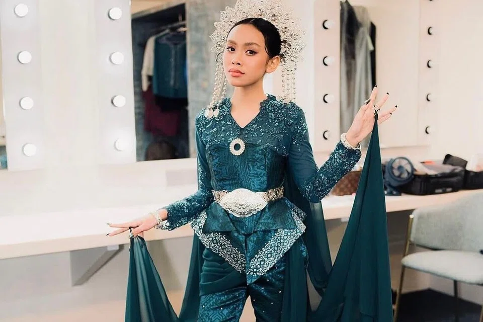 Anak remaja Allahyarhamha Siti Sarah Raisuddin dan Shuib, Thalita Shuib, menampilkan persembahan penuh bertenaga di pentas, ‘Talk To My Manager’, sekali gus menjadikan kenangan manis bersama arwah ibu sebagai pembakar semangat.