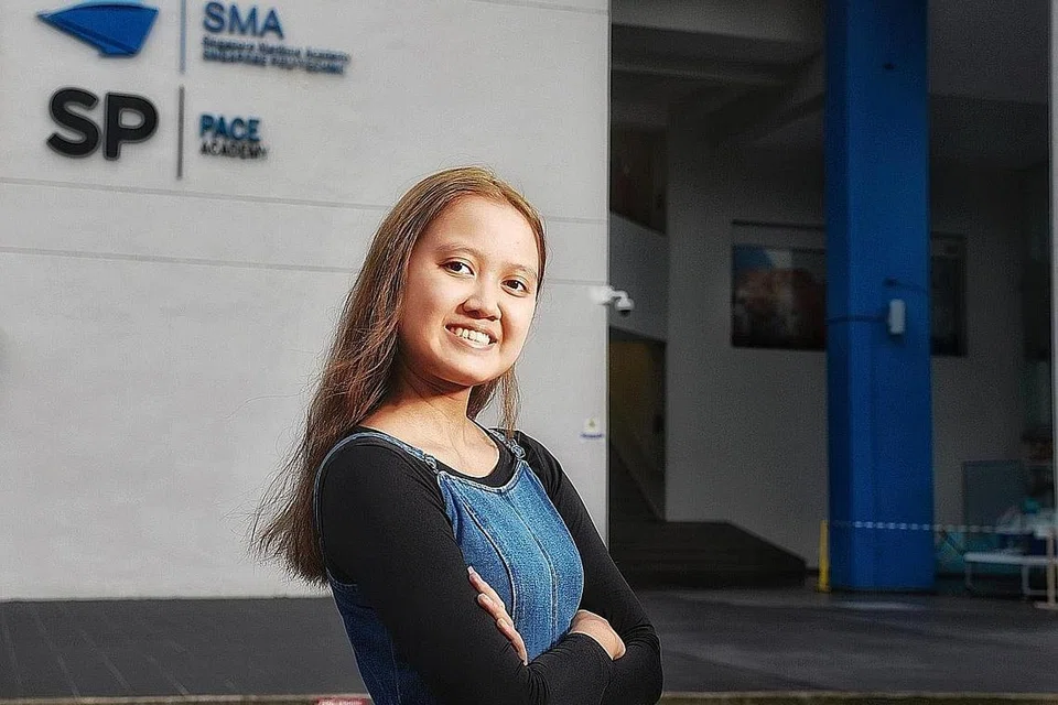 TIDAK PUTUS ASA: Walaupun cita-citanya mahu menjadi seorang jurutera marin terhambat pada masa ini, lulusan diploma dalam kejuruteraan marin dari Politeknik Singapura, Cik Alsyifa Huthami Mohamad Saihu, tidak patah semangat. Malah, beliau kini sedang mengikuti kursus CET dan bekerja sebagai penolong pentadbiran kewangan di Sembcorp Marine dalam usaha mempertingkat kemahiran dan membina pengalaman untuk mencapai impiannya kelak. - Foto BM oleh DESMOND WEE