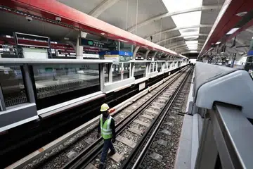 tren MRT, penumpang, fasa akhir kerja landasan EWL