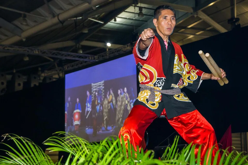 Dr Maliki Osman mempersiapkan diri sebelum memulakan persembahan genderang taiko. Beliau menyertai kumpulan seni setempat yang membuat persembahan di jamuan malam Kelam Masyarakat Siglap sebagai tanda penghargaan kepada penderma pada 2017.