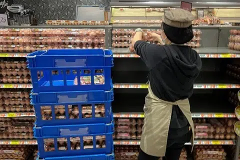 Telur dari Ladang Seng Choon di sebuah cawangan FairPrice di VivoCity.