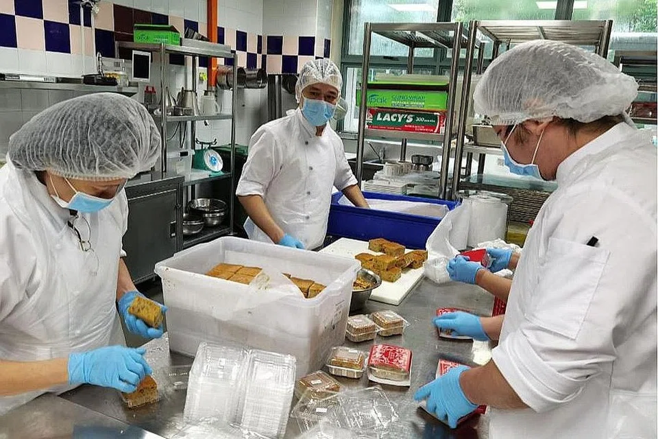 MANISAN KHAS BAGI PESAKIT: Kakitangan dapur TTSH membungkus kek dengan kad ucapan perayaan khas. - Foto TTSH