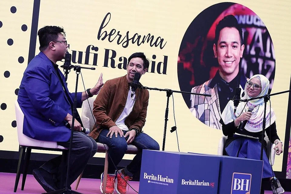 PODCAST #NOTAPIS: Sufi Rashid (tengah) menjadi tetamu khas bagi rakaman podcast BH #NoTapis secara langsung di atas pentas sempena acara pelancaran Tablet BH pada 2019 bersama hos selebriti Suhaimi Yusof dan editor Podcast, Cik Shahida Sarhid.