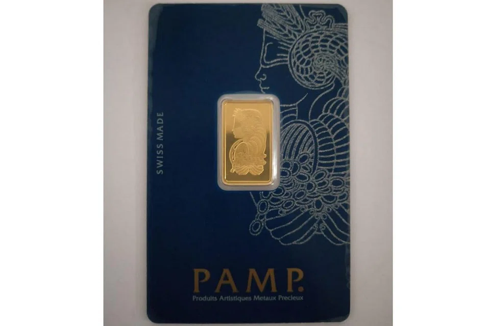 JONGKONG EMAS: Emas jenis PAMP seberat 5 gram ini yang boleh didapatkan di kedai seperti Mustafa Centre, menjadi pilihan antara pengguna. - Foto SUGYANTO SURYONO