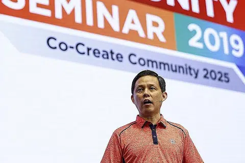 MEMBINA MASYARAKAT BERSAMA: Encik Chan Chun Sing menyentuh tentang pelbagai trend utama seperti aspirasi belia, pendigitalan, penduduk menua dan kerencaman masyarakat pada Seminar Masyarakat di Our Tampines Hub (OTH) semalam. - Foto BM oleh LAN YUN ZHOU