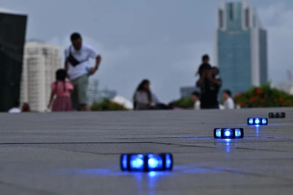 LAMPU PETANDA ARAH: Deretan lampu LED disediakan untuk memudahkan orang ramai mencari arah di sekitar kawasan Marina Bay semasa acara malam sambutan Tahun Baru 2024. 