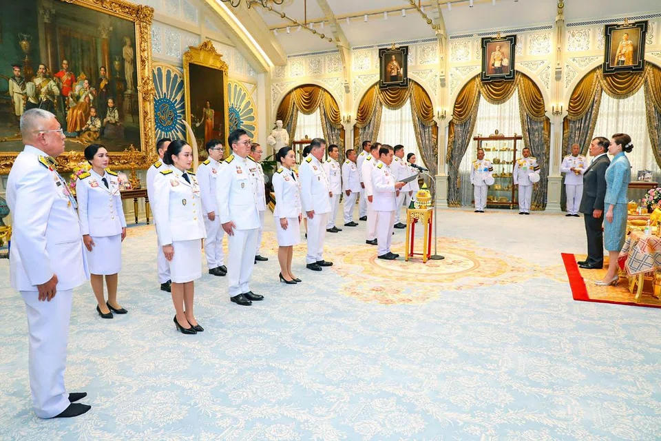 Gambar edaran ini yang dikeluarkan dan dirakam oleh Biro Istana Diraja pada 3 Julai 2025 menunjukkan Pemangku Perdana Menteri Thailand, Encik Suriya Jungrungreangkit (tengah), bersama barisan Kabinet barunya termasuk Menteri Kebudayaan, Cik Paetongtarn Shinawatra (empat dari kiri), dan Timbalan Perdana Menteri, Encik Phumtham Wechayachai (tengah kiri), ketika mengangkat sumpah jawatan di hadapan Raja Thailand, Raja Maha Vajiralongkorn (kedua dari kanan), bersama Permaisuri Thailand, Ratu Suthida (kanan), dalam satu upacara diraja di Bangkok.