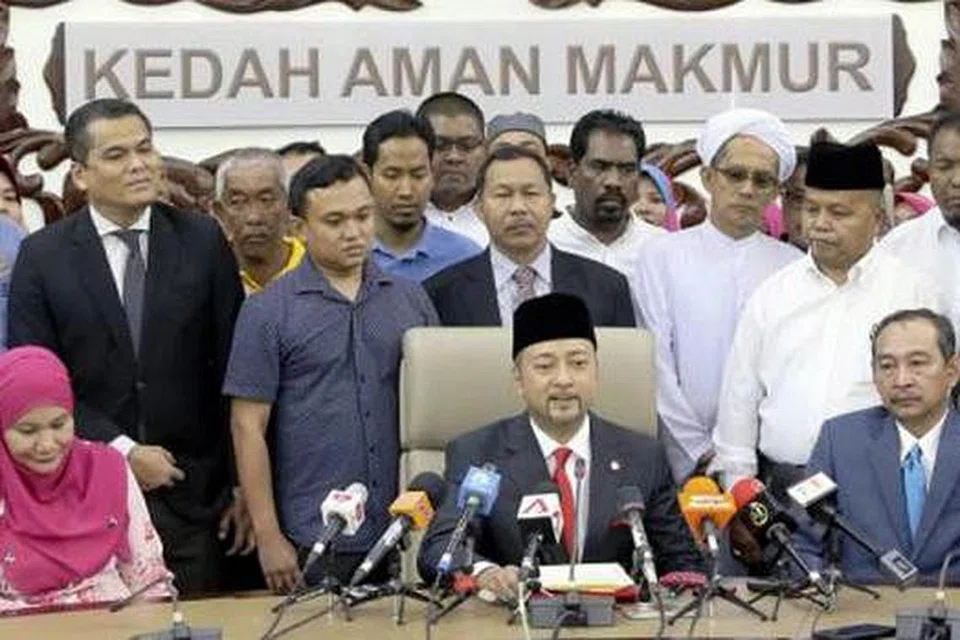 LETAK JAWATAN: Datuk Mukhriz (duduk tengah) mengadakan sidang akhbar semalam mengumumkan peletakan jawatan sebagai Menteri Besar Kedah selepas dikatakan hilang sokongan majoriti DUN di Wisma Darul Aman semalam. - Foto NSTP