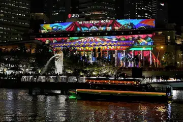 WARNA-WARNI SAMBUTAN TAHUN BARU: Pancaran cahaya pada muka bangunan The Fullerton Hotel semasa pratonton media Kira Detik 2020 Marina Bay. - Foto BH MARK CHEONG