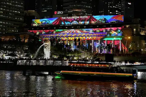 WARNA-WARNI SAMBUTAN TAHUN BARU: Pancaran cahaya pada muka bangunan The Fullerton Hotel semasa pratonton media Kira Detik 2020 Marina Bay. - Foto BH MARK CHEONG
