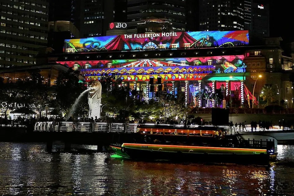 WARNA-WARNI SAMBUTAN TAHUN BARU: Pancaran cahaya pada muka bangunan The Fullerton Hotel semasa pratonton media Kira Detik 2020 Marina Bay. - Foto BH MARK CHEONG