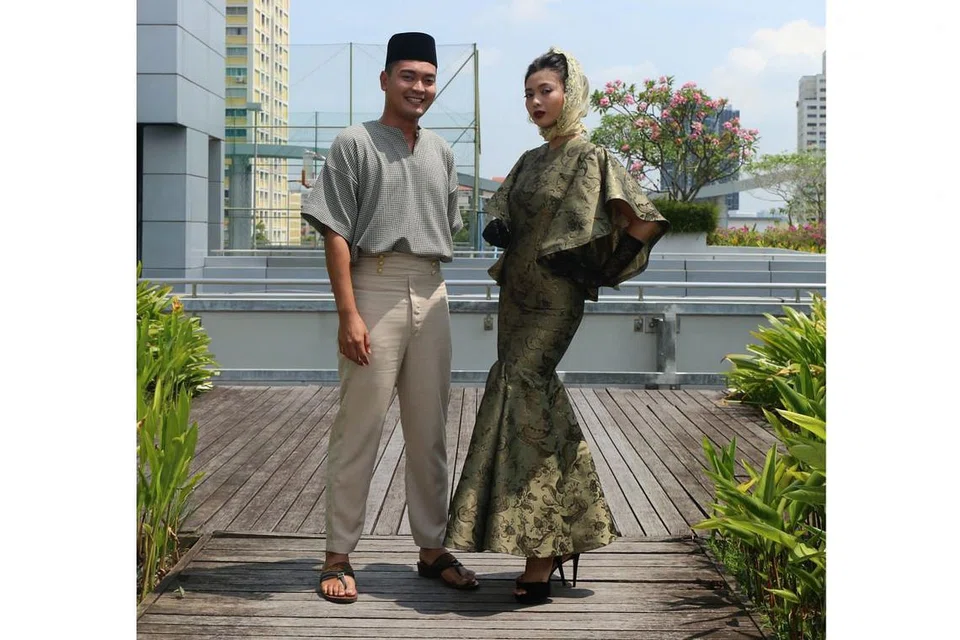 TIDAK LUPA TRADISI: Feayn, selaku pereka fesyen, akur generasi muda masa kini juga tertarik kepada baju Raya 'orang dulu' sepertimana digayakan di sini olehnya dan Nadiah Sapuan. Biasanya selebriti Malaysia yang aktif di Instagram turut mempromosikan fesyen retro dan vintaj ini.