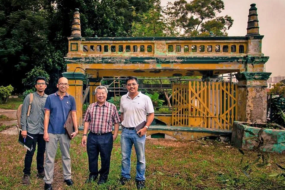 GERBANG KUBOR KASSIM: Encik Sarafian Salleh (kanan) bersama dua pegawai Lembaga Warisan Negara (dari kiri), Encik Marshall dan Encik Yeo Kirk Siang, dan rakan penyelidik, Profesor Kevin Tan. - Foto ihsan SARAFIAN SALLEH