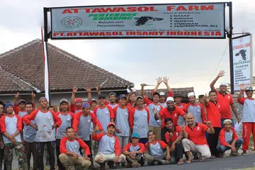 SIAP KORBAN: Para petugas di bahagian penyembelihan dan pemotongan. - Foto ATTAWASOL INSANIY.