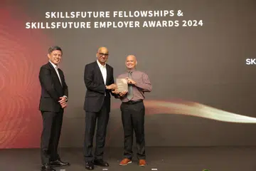 (Dari kanan) Syed Mohamed Ali Syed Hassan menerima Anugerah Biasiswa SkillsFuture daripada Presiden Tharman Shanmugaratnam (tengah) sambil disaksikan Menteri Pendidikan, Encik Chan Chun Sing, dalam satu majlis penyampaian Anugerah SkillsFuture Singapura (SSG) pada 4 November. Syed Mohamed Ali ingin mempertingkatkan diri dalam bidang komunikasi seperti cara membuat penyampaian dengan berkesan.