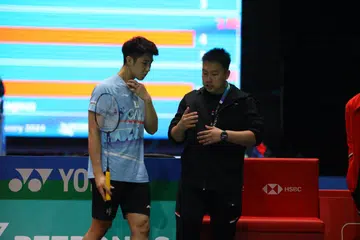 Dengan kekalahan 21-15, 21-12, Loh Kean Yew (kiri) dari Singapura tewas dalam perlawanan keempat berturut-turut kepada pemain Malaysia, Lee Zii Jia, pada pusingan 16 pemain terbaik pada Terbuka All England. 