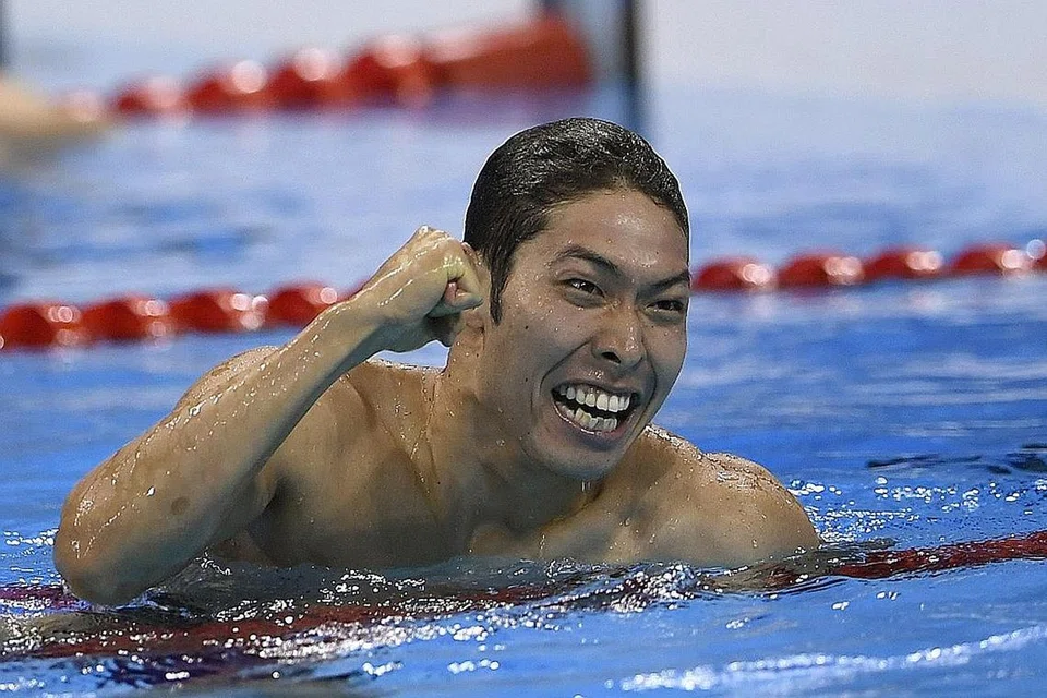 JUARA JEPUN: Kosuke Hagino tersenyum lebar meraikan kemenangannya dalam acara 400 meter medley individu di Stadium Aquatik Olimpik di Rio de Janeiro. - Foto AFP