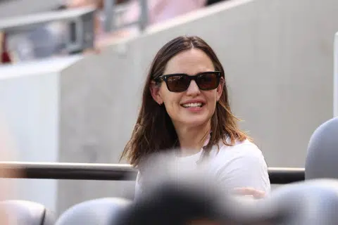 Jennifer Garner dikatakan lebih bahagia dalam hubungannya bersama kekasih, usahawan John Miller, dan tidak terfikir kembali bersama bekas suami, Ben Affleck, yang baru berpisah daripada penyanyi, Jennifer Lopez.