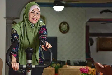 KEKAL AKTIF: Pada usia 54 tahun, Cik Rosmera masih berharap mendapat peluang meningkatkan diri dan bekerja dalam bidang baru - seperti di perpustakaan atau sektor jagaan kesihatan. - Foto BH oleh DESMOND WEE