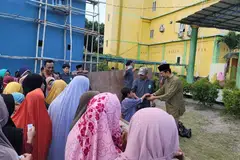 Wakil Al-Imtaq International & Services,Ustaz Sharif Shahar (bersongkok hitam, berbaju Melayu) mengagihkan bantuan daging korban daripada masyarakat Islam Singapura kepada masyarakat Islam kurang bernasib baik seperti fakir miskin, ibu tunggal, dan anak-anak yatim yang tinggal di kawasan pedalaman Lombok, Indonesia, dalam acara korban Al-Imtaq International & Services pada 29 Jun 2023. 
